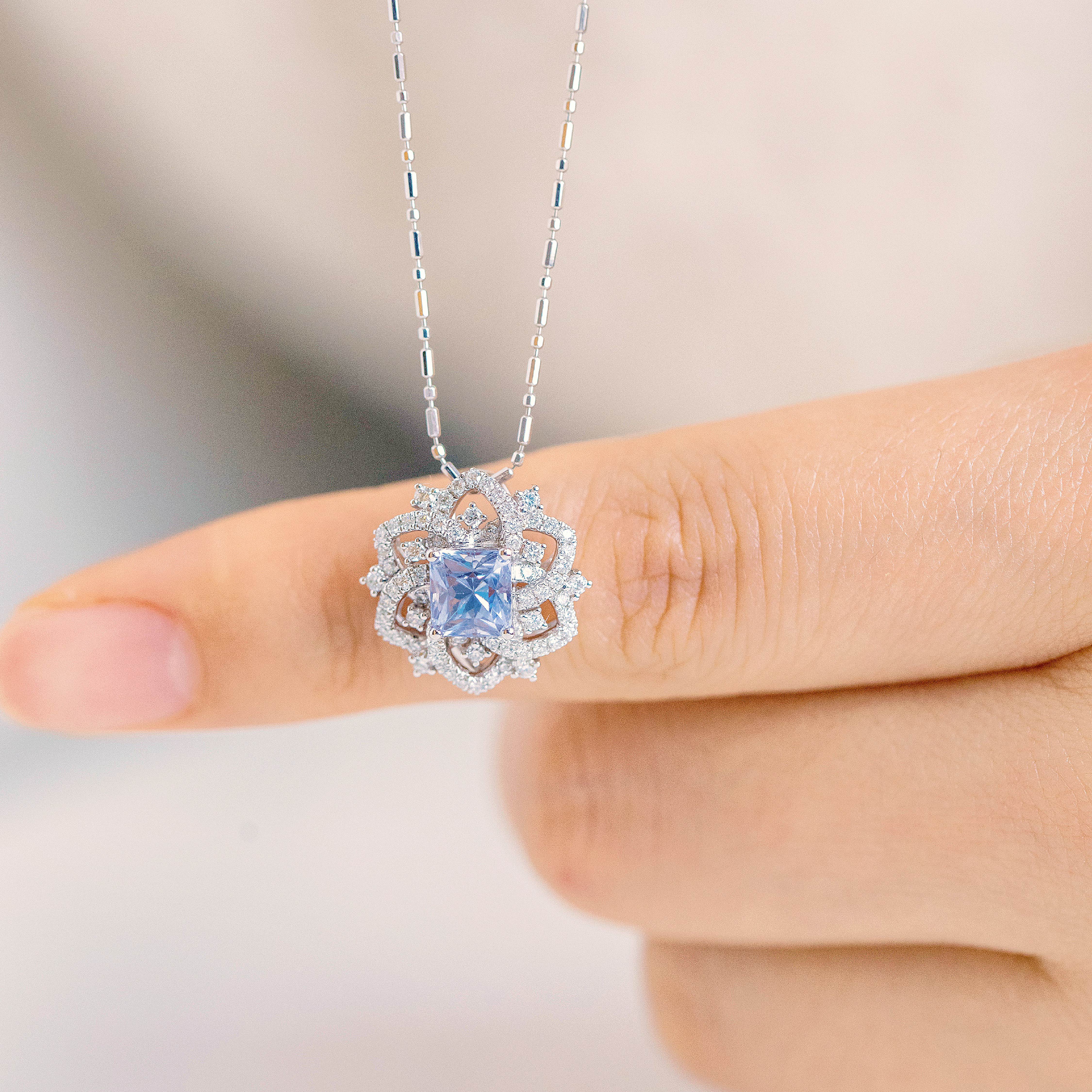 Snowy Serenity Collection Necklace Aquamarine 18K